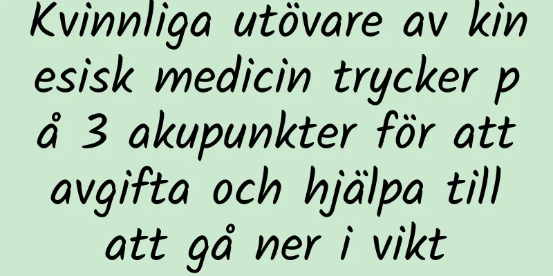 Kvinnliga utövare av kinesisk medicin trycker på 3 akupunkter för att avgifta och hjälpa till att gå ner i vikt